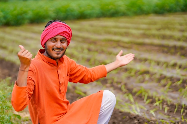 Joven agricultor indio en el campo de la agricultura.