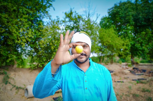 Joven agricultor indio en el campo de limón