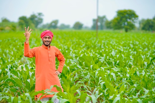 Joven agricultor indio en el campo de maíz.