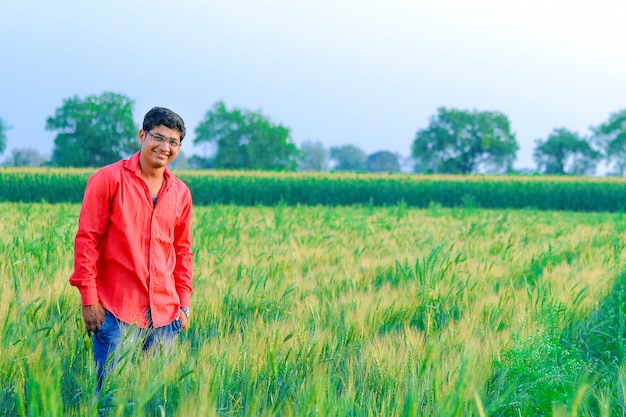 joven agricultor indio en el campo de trigo