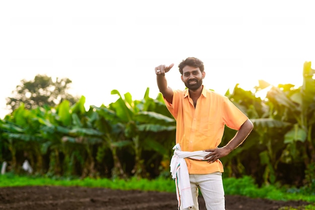 Joven agricultor indio en el campo