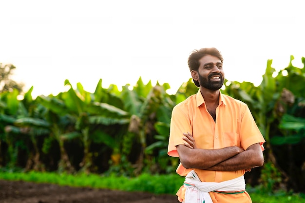 Joven agricultor indio en el campo