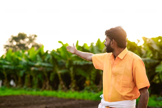 Joven agricultor indio en el campo