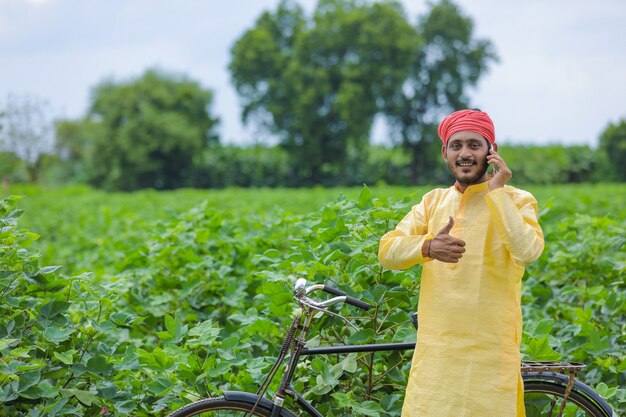 Joven agricultor indio en un campo