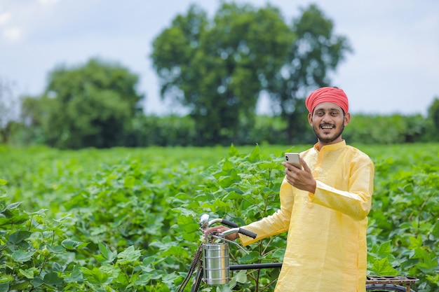 Joven agricultor indio en un campo