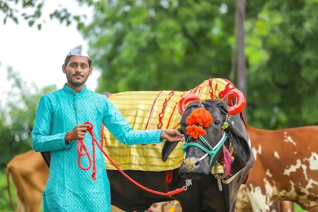 Joven agricultor indio celebrando el festival pola