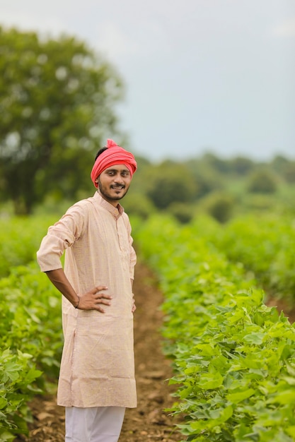 Joven agricultor indio de pie en el campo de la agricultura.