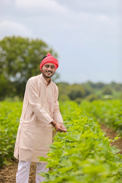 Joven agricultor indio de pie en el campo de la agricultura.