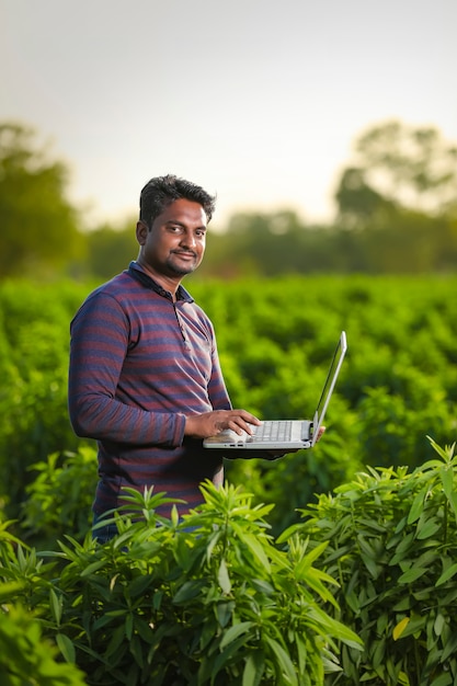 Joven agricultor indio con portátil