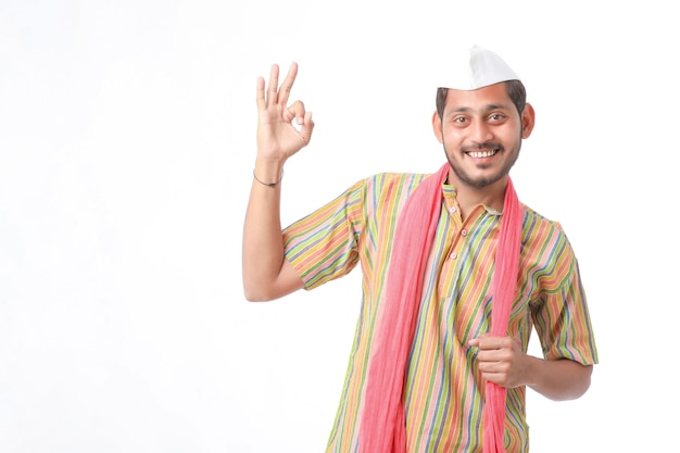 Joven agricultor indio con ropa tradicional y expresión de fondo blanco.