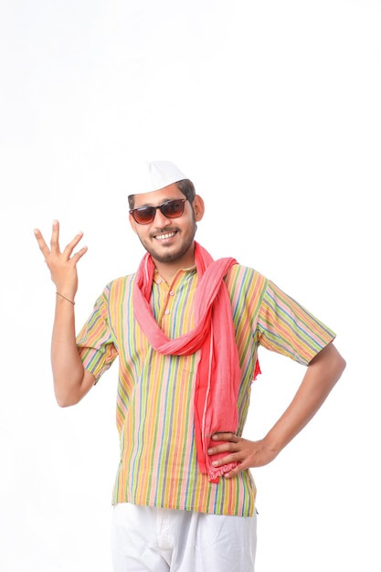 Joven agricultor indio con ropa tradicional y expresión de fondo blanco.