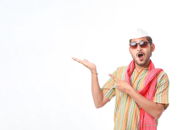 Joven agricultor indio con ropa tradicional y expresión de fondo blanco.