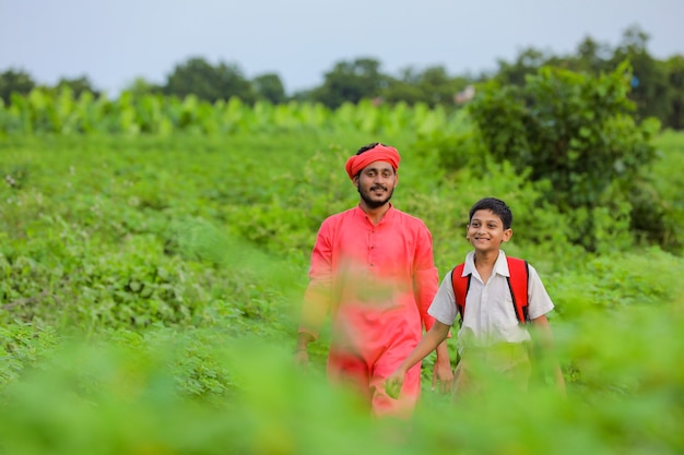 Joven agricultor indio con su hijo en el campo