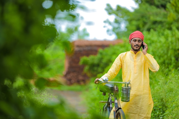 Joven agricultor indio va a trabajar