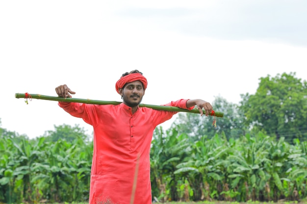 Joven agricultor indio con un traje tradicional en el campo