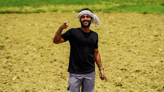 Joven agricultor con su pueblo de tierra