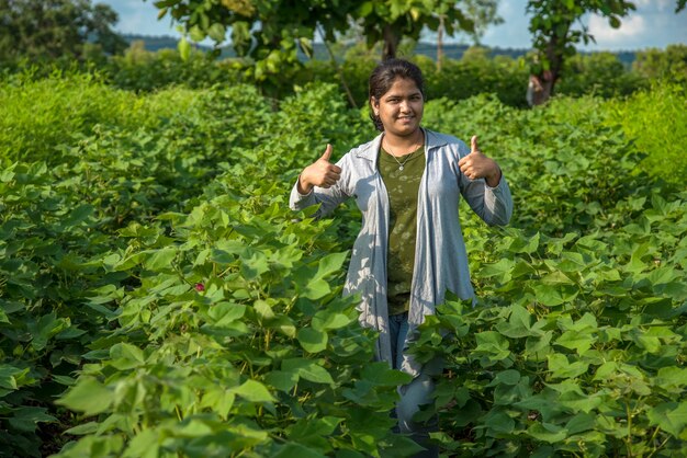 Una joven agricultora en un campo de cultivo de algodón.