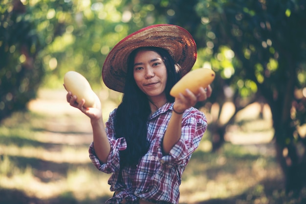 Foto joven agricultora, granja de mango.