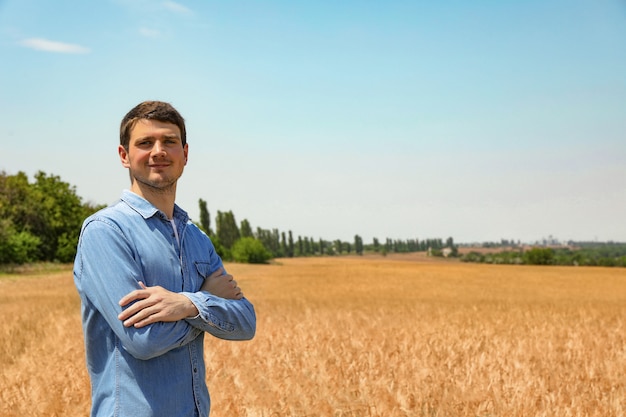 Joven agrónomo en campo de cebada