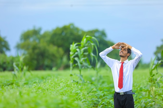 Joven agrónomo indio en el campo