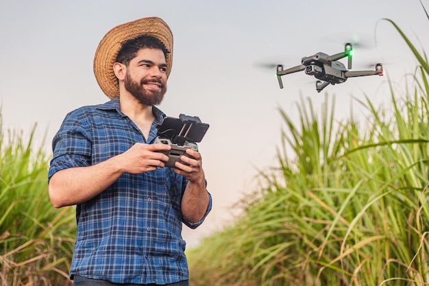 Joven agrónomo trabajador agrícola que utiliza drones para el análisis de cultivos informatización automatización de plantaciones Drone en uso agrícola