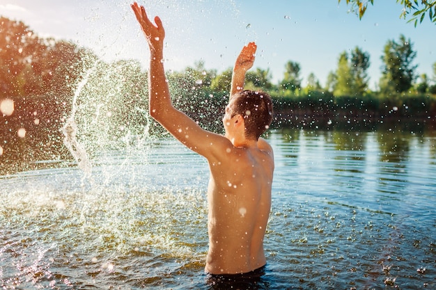 Joven, en, agua, y, hacer, chapoteo