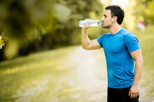 Joven, agua potable