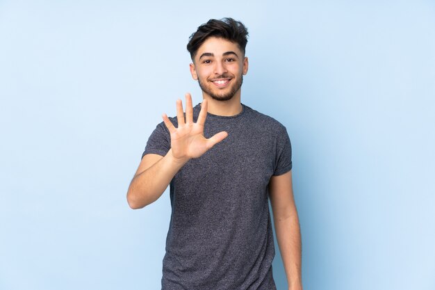 Joven aislado en azul