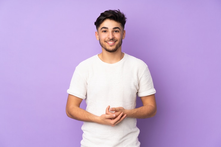 Foto joven aislado en morado