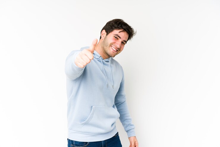 Foto joven aislado sobre fondo blanco sonriendo y levantando el pulgar