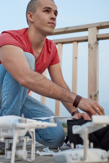 Joven ajuste drone en el parque.