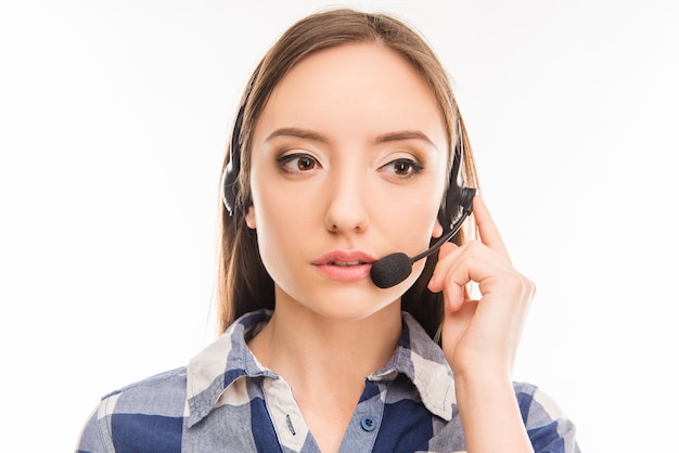 joven alegre agente de call center