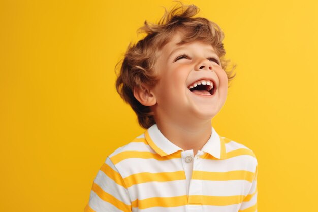 Foto un joven alegre con una camisa a rayas amarillas y blancas se ríe de alegría perfecto para capturar momentos de felicidad e inocencia