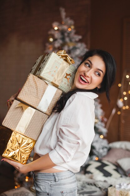 Joven alegre celebración de regalos de navidad