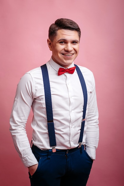 Joven alegre elegante vestido hombre sonriendo