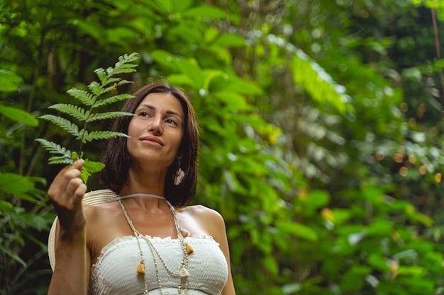La joven alegre está visitando un país exótico y pasando el día en selvas verdes. Banner del sitio web