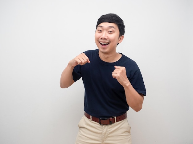 Joven alegre y felicidad emoción bailando divertido aislado