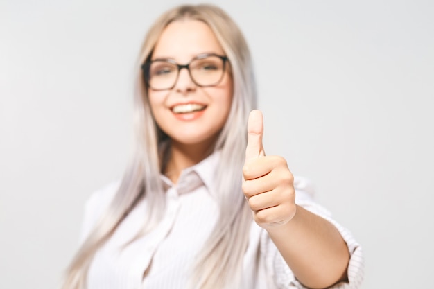 Joven alegre feliz mostrando el pulgar hacia arriba