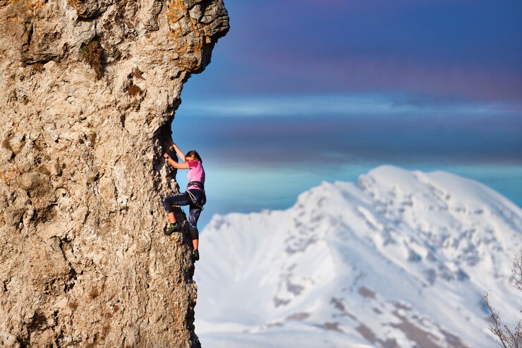 Una joven alpinista durante una escalada.
