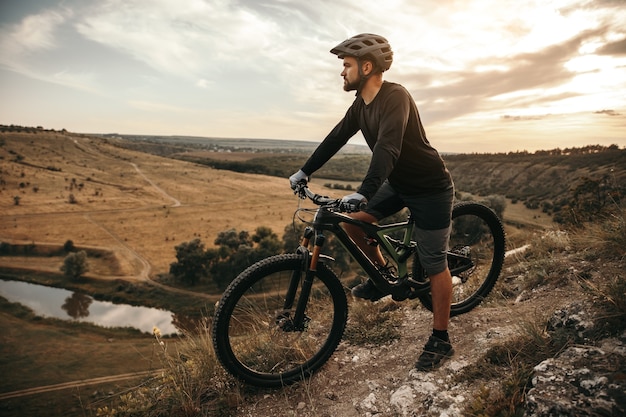 Joven, andar en bicicleta de montaña