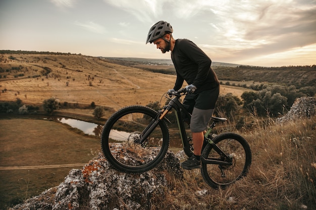 Joven, andar en bicicleta de montaña