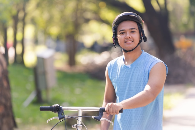 joven, andar en bicicleta, en el parque, hombre, estilo de vida, concepto, deporte