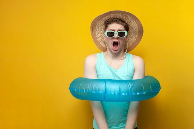 Foto un joven con un anillo de natación inflable está atado y limitado en acción y libertad.