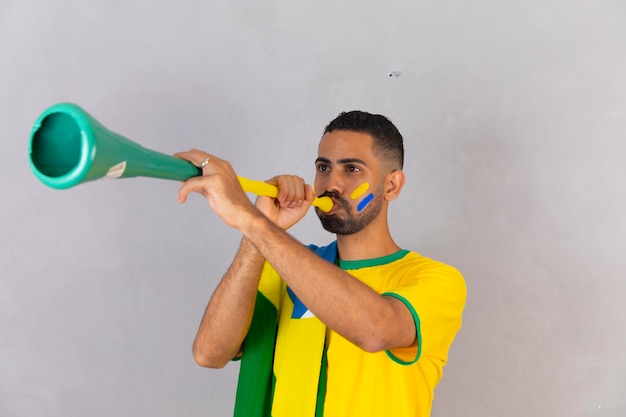 Joven animadora brasileña con una vuvuzela