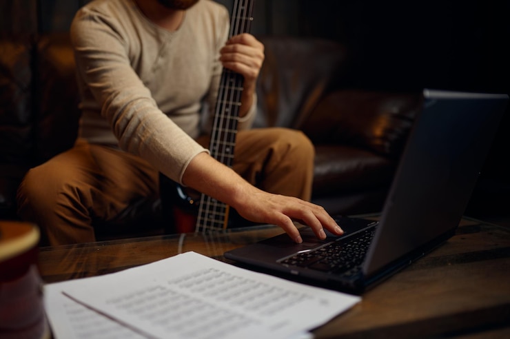 Foto joven aprendiendo a tocar la guitarra a través de internet
