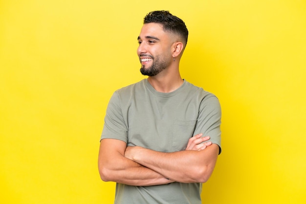 Joven apuesto árabe aislado de fondo amarillo feliz y sonriente