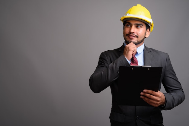 Joven apuesto empresario persa barbudo vistiendo casco