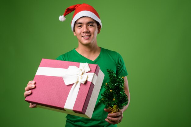 joven apuesto hombre filipino listo para Navidad