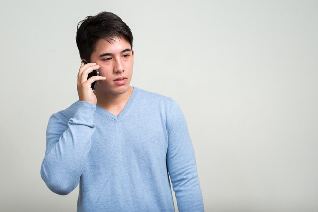 joven apuesto hombre multiétnico contra el espacio en blanco