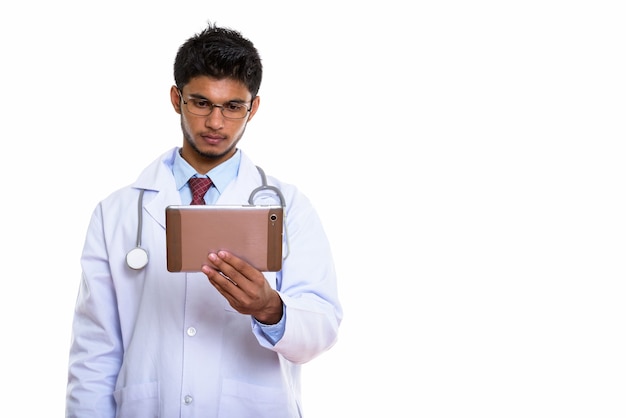 Joven apuesto médico indio sosteniendo tableta digital